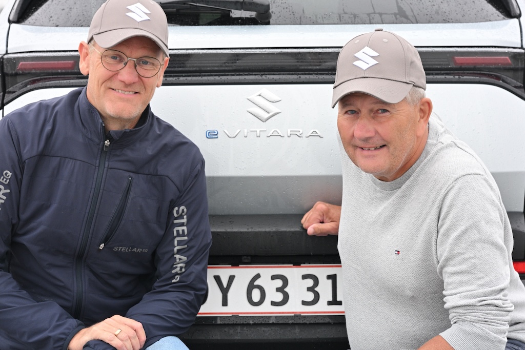 Skal bevise, at en elbil duer til motorløb: Rallykørerne Kenneth Kruse Simonsen og Ole Frederiksen skal køre denne Suzuki e VITARA til et godt resultat i 5. afdeling af DRC Classic Regularity.
(Foto: Michael Eisenberg)